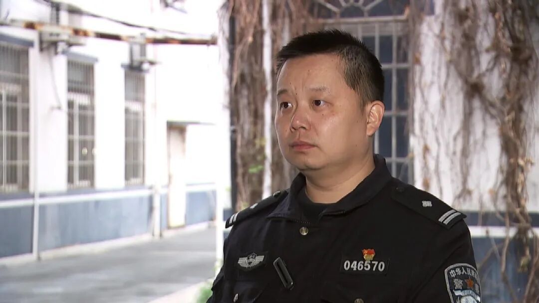 砰!女子刚坐进车里,一把菜刀砸在眼前,随后剪刀又飞来…... 砰!女子刚坐进车里,一把菜刀砸在眼前,随后剪刀又飞来…...