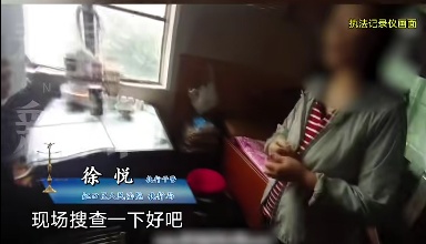 离谱!女子每天躺在100万现金上睡觉,家中成箱的现金…… 离谱!女子每天躺在100万现金上睡觉,家中成箱的现金……
