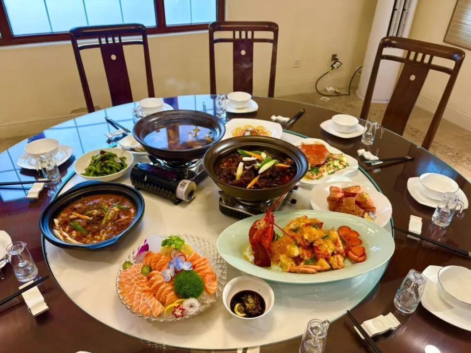 年夜饭预订火爆:有酒店已预约超千桌还送外卖,上门私厨日薪2000元仍供不应求 年夜饭预订火爆:有酒店已预约超千桌还送外卖,上门私厨日薪2000元仍供不应求