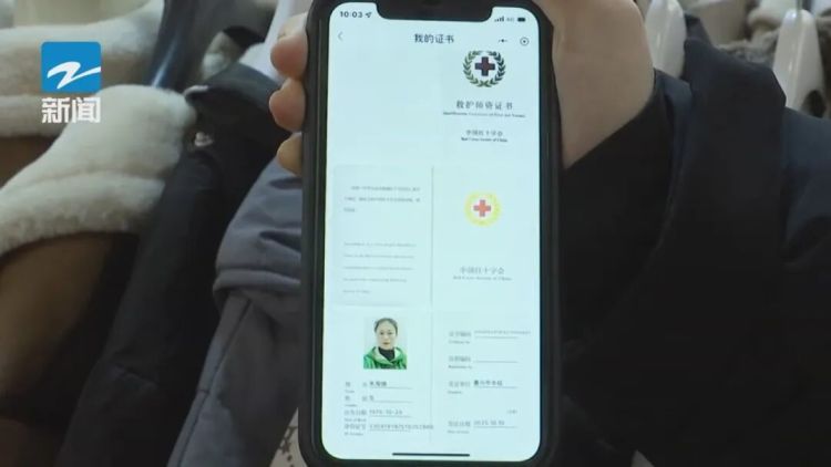 “黄金4分钟”!浙江一店主跪地急救抢回一命!她的另一个身份是…… “黄金4分钟”!浙江一店主跪地急救抢回一命!她的另一个身份是……