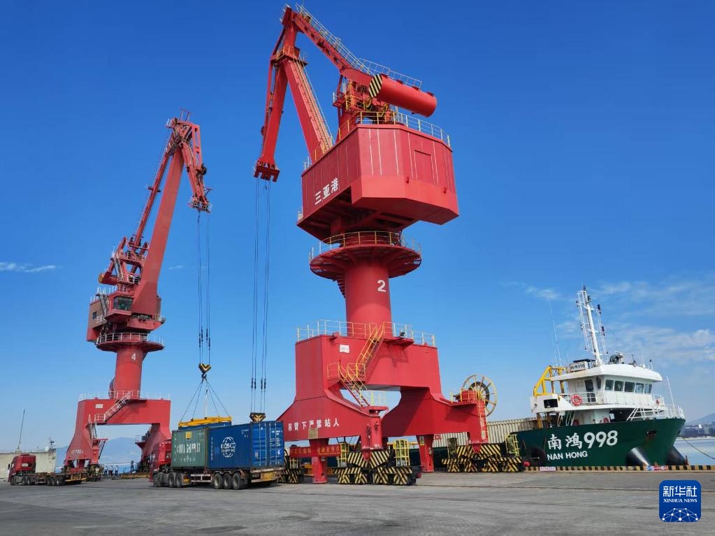 海南自贸港启动全岛封关 &nbsp; 三亚港“二线口岸”第一批出岛货物顺利通关