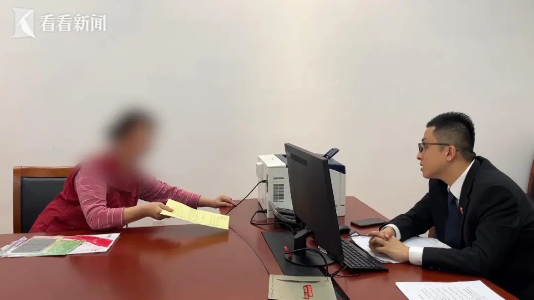 罕见!上海阿姨每天躺在100万现金上睡觉……房子被查、两次被拘也拒不执行! 罕见!上海阿姨每天躺在100万现金上睡觉……房子被查、两次被拘也拒不执行!