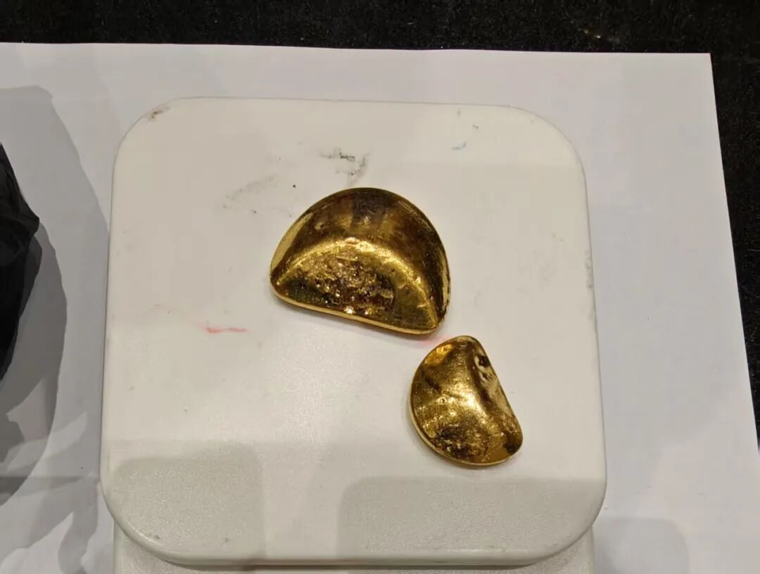 “炼金术师”违规携带金银制品进境,被广州海关查获 “炼金术师”违规携带金银制品进境,被广州海关查获