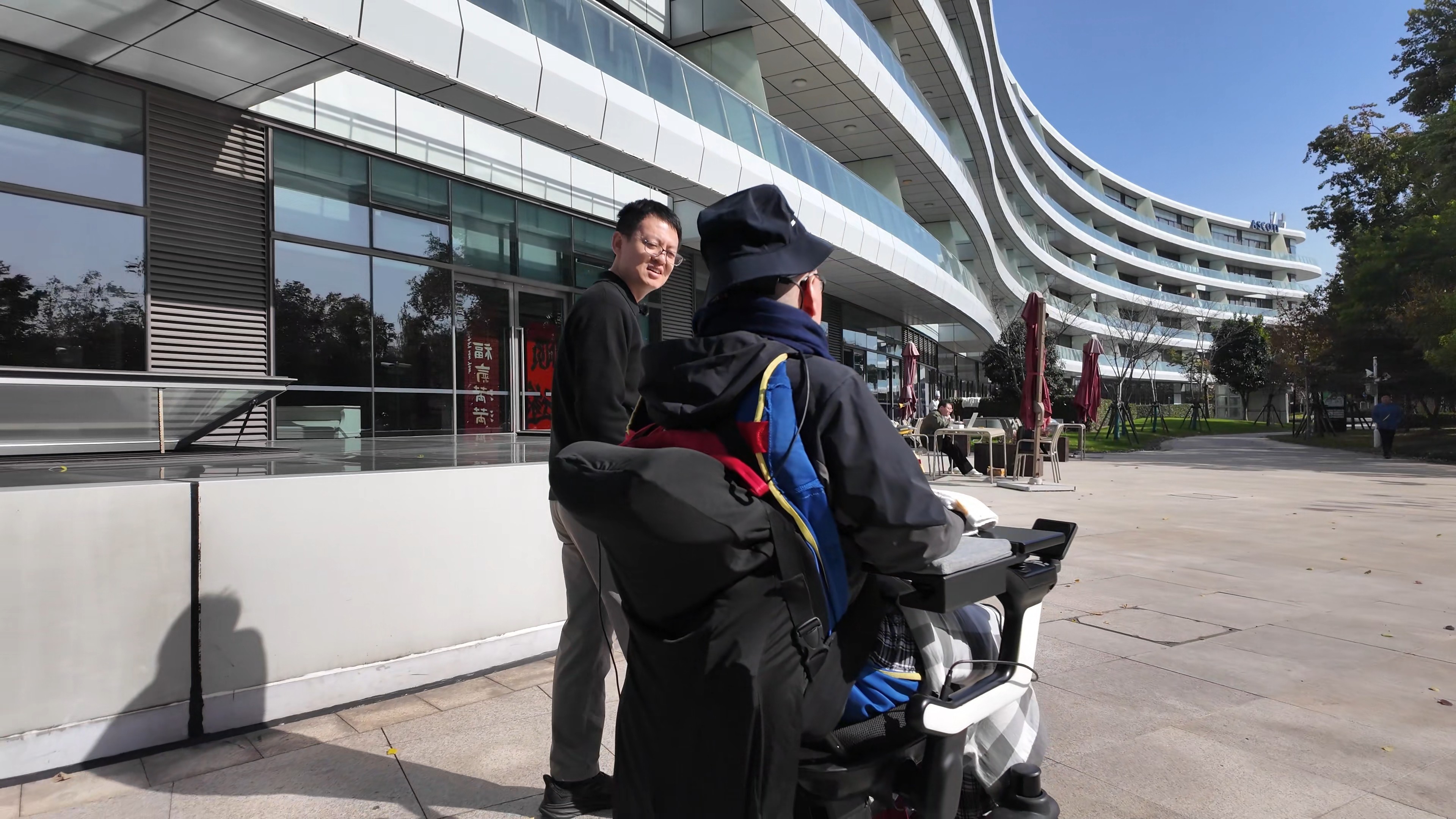 中国脑机接口成功让瘫痪患者“脑控”轮椅遛弯 中国脑机接口成功让瘫痪患者“脑控”轮椅遛弯