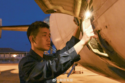 布阵海天猎“黑鲨”!直击海军航空兵某部搜攻潜训练 布阵海天猎“黑鲨”!直击海军航空兵某部搜攻潜训练