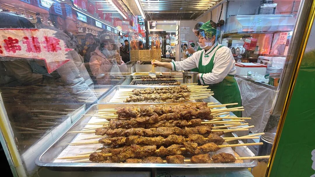 哈尔滨“菜市场美食游”火了!游客:主打一个“全都要” 哈尔滨“菜市场美食游”火了!游客:主打一个“全都要”