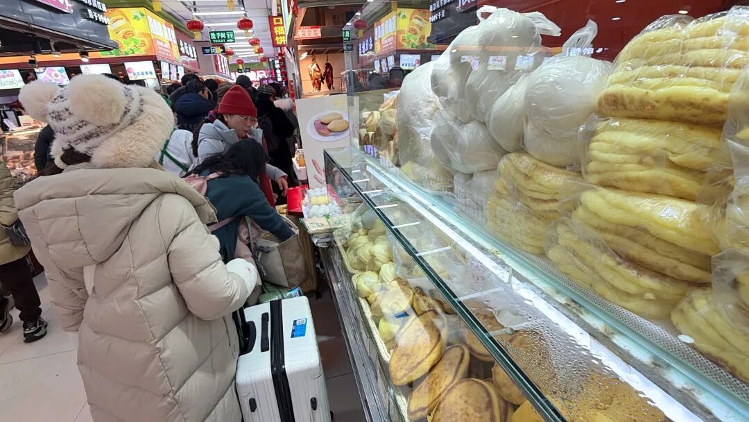 哈尔滨“菜市场美食游”火了!游客:主打一个“全都要” 哈尔滨“菜市场美食游”火了!游客:主打一个“全都要”