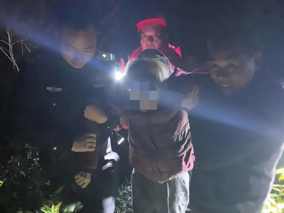 老人深山走失,警民联手寒夜救援 老人深山走失,警民联手寒夜救援