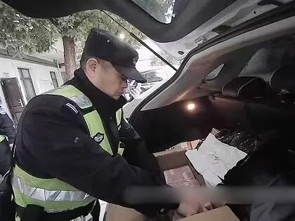 千钧一发!29万元现金“交接”前被民警拦下 千钧一发!29万元现金“交接”前被民警拦下