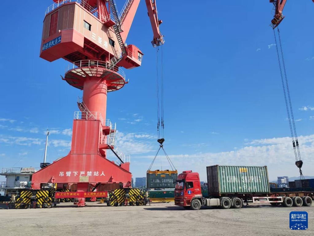 海南自贸港启动全岛封关 &nbsp; 三亚港“二线口岸”第一批出岛货物顺利通关