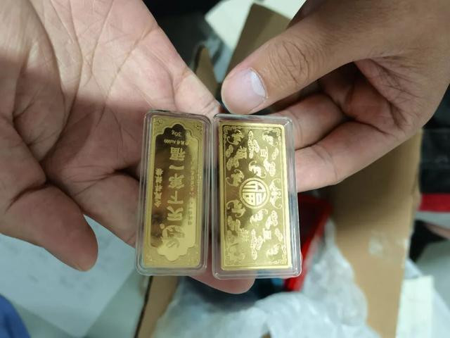 “我买黄金送人的”,配送地点更换至无名路…… “我买黄金送人的”,配送地点更换至无名路……