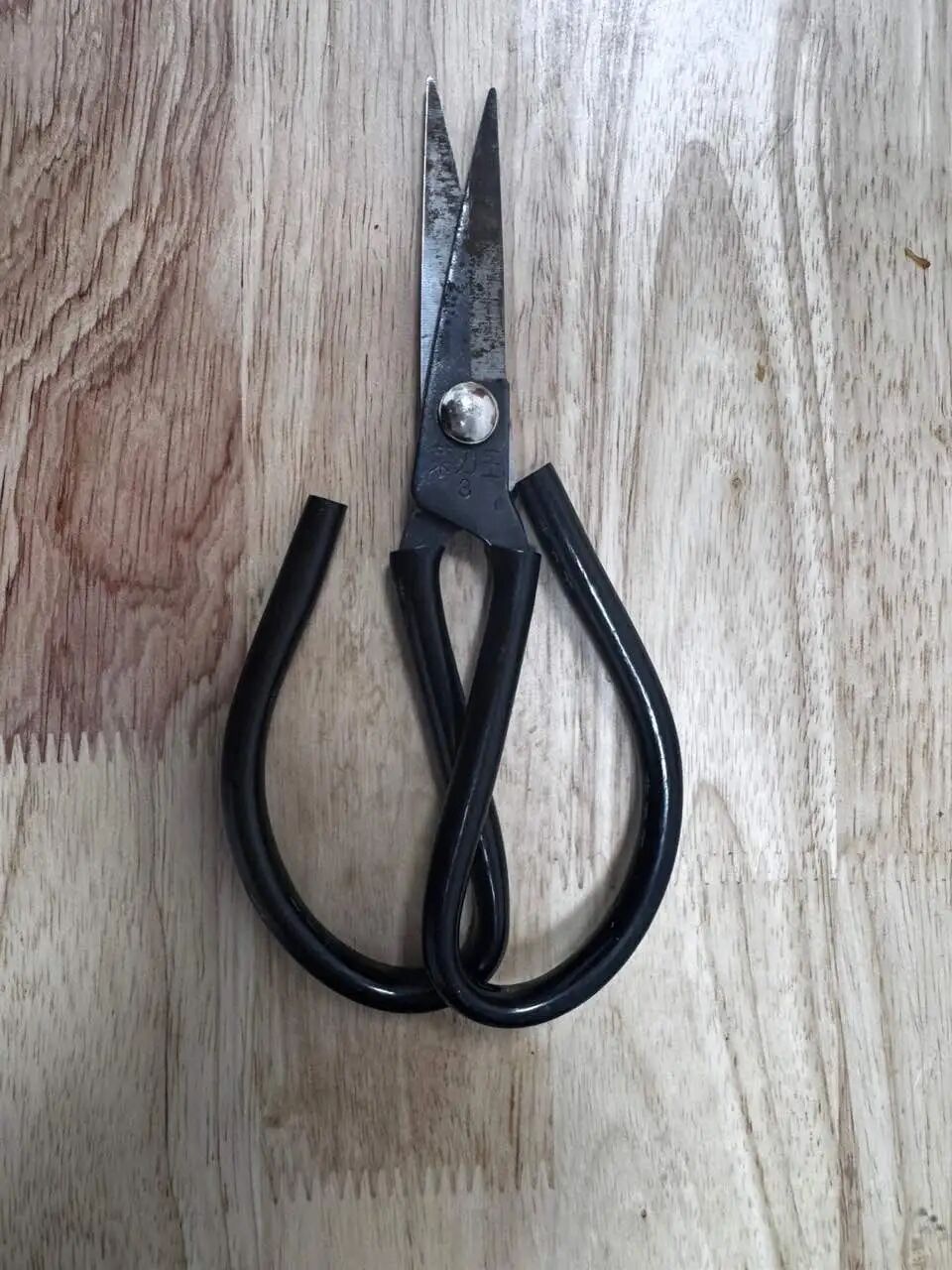 砰!女子倒车时吓傻眼:天上“飞”下来一把菜刀,又来一把剪刀,原因让人愤怒 砰!女子倒车时吓傻眼:天上“飞”下来一把菜刀,又来一把剪刀,原因让人愤怒