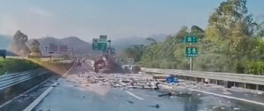 殃及池“鱼”!大货车失控侧翻,车上活鱼潵满路面 殃及池“鱼”!大货车失控侧翻,车上活鱼潵满路面