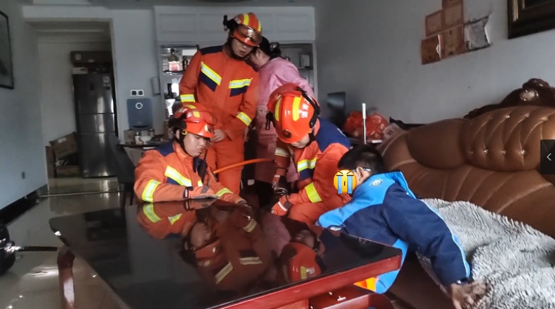 男孩腿被卡在取暖设备,妈妈对消防员说“切断算了”,儿子惊呼:“切断什么?!” 男孩腿被卡在取暖设备,妈妈对消防员说“切断算了”,儿子惊呼:“切断什么?!”