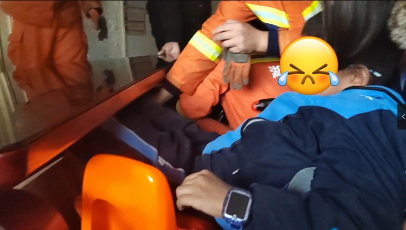 男孩腿被卡在取暖设备,妈妈对消防员说“切断算了”,儿子惊呼:“切断什么?!” 男孩腿被卡在取暖设备,妈妈对消防员说“切断算了”,儿子惊呼:“切断什么?!”