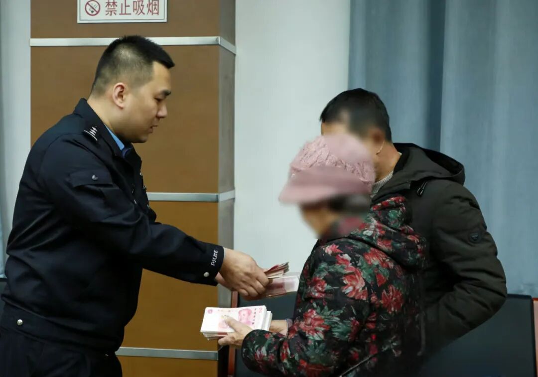 “妈,我撞死人了,快救我!”警方18小时跨省追击“假儿子” “妈,我撞死人了,快救我!”警方18小时跨省追击“假儿子”