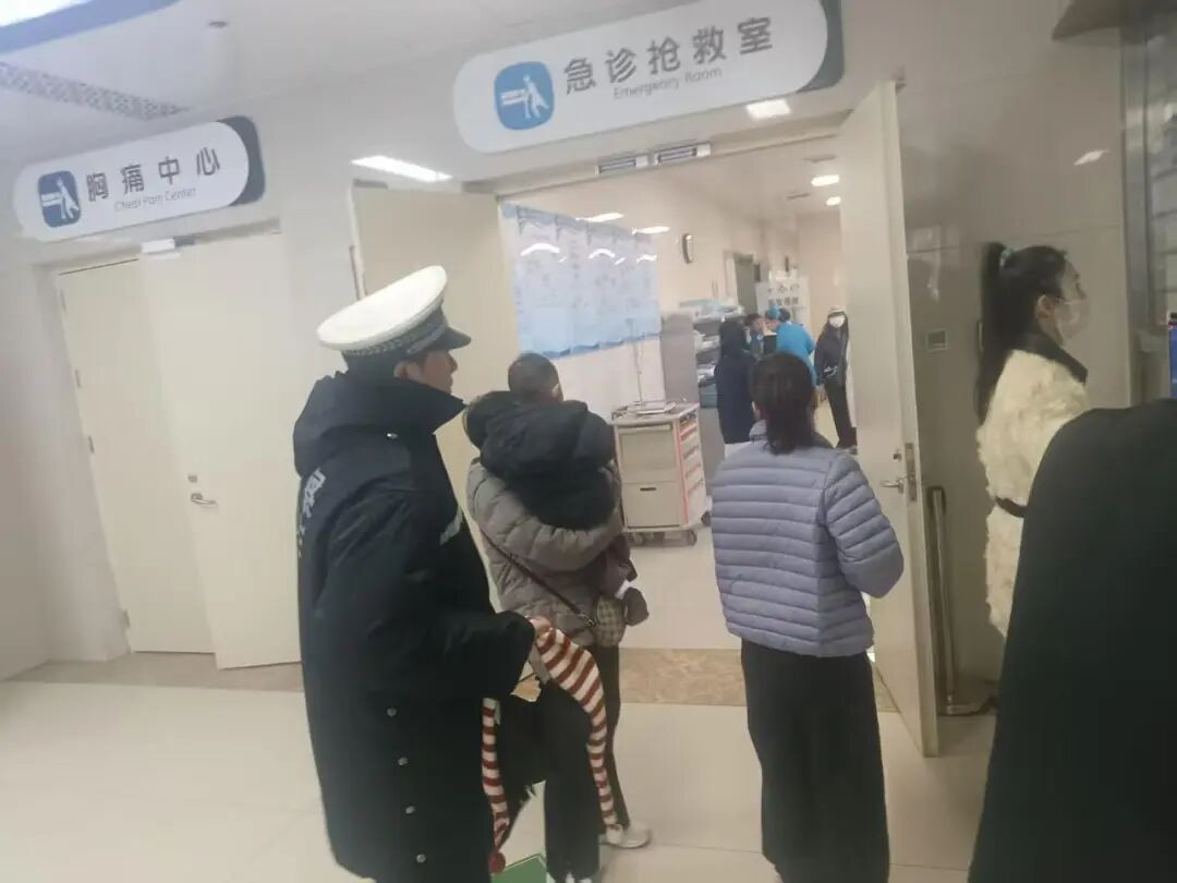 两岁娃误吞药交警护送就医,医生划重点:这几件事千万别做 两岁娃误吞药交警护送就医,医生划重点:这几件事千万别做