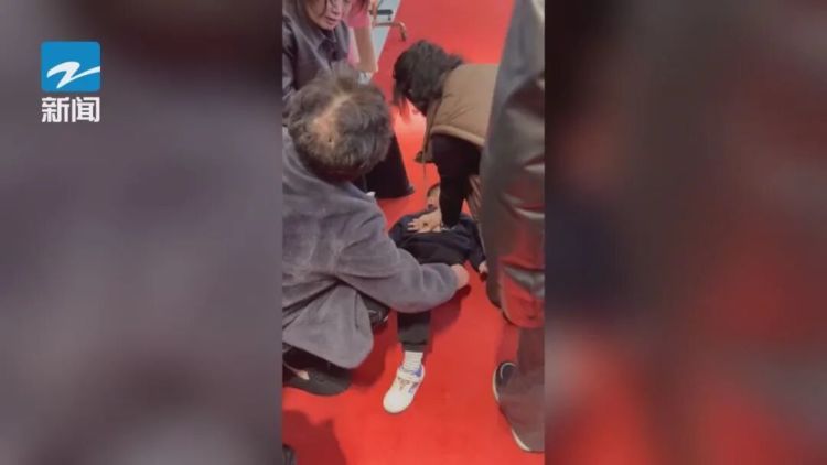 “黄金4分钟”!浙江一店主跪地急救抢回一命!她的另一个身份是…… “黄金4分钟”!浙江一店主跪地急救抢回一命!她的另一个身份是……