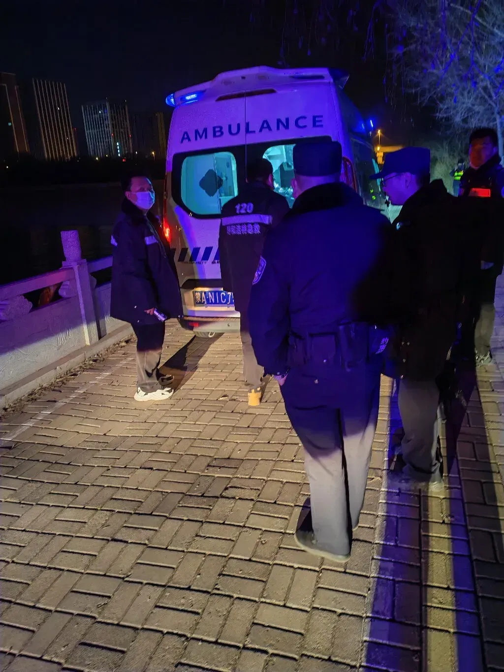 事发紧急!凌晨,呼和浩特男子衣服结冰,瘫坐岸边…这时几个人围了上来!结果,暖了 事发紧急!凌晨,呼和浩特男子衣服结冰,瘫坐岸边…这时几个人围了上来!结果,暖了