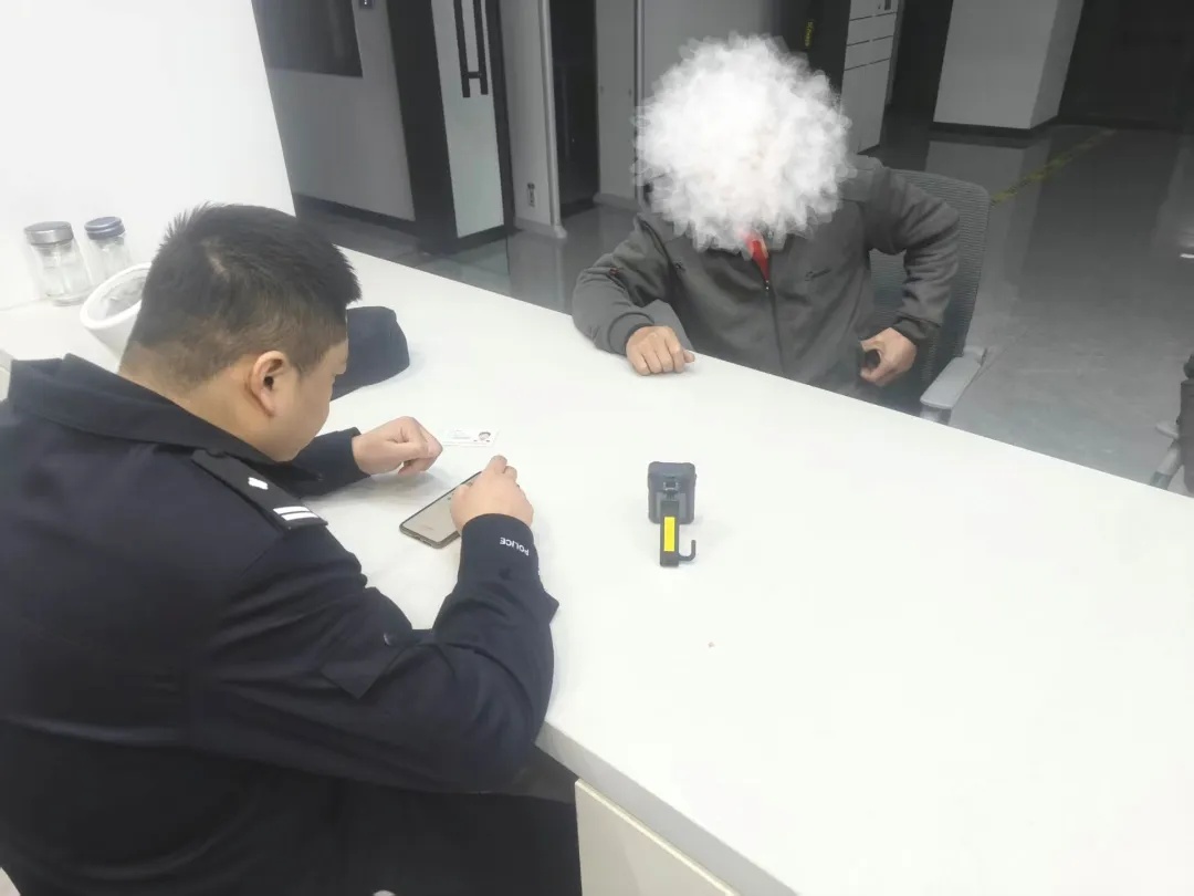 一觉醒来，家门口都是警察