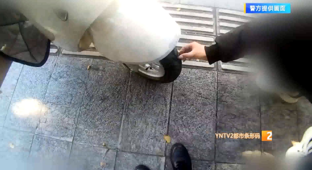 小心！昆明这条下穿隧道惊现“刀片阵”！多辆电动车连环爆胎！