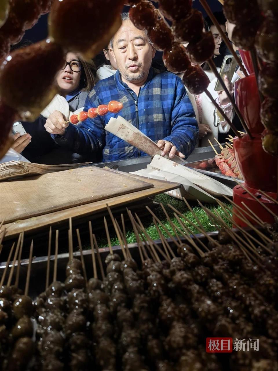 儿子患癌去世留下三幼子，大爷高校门口卖糖葫芦撑起一个家，大学生和市民排长队支持