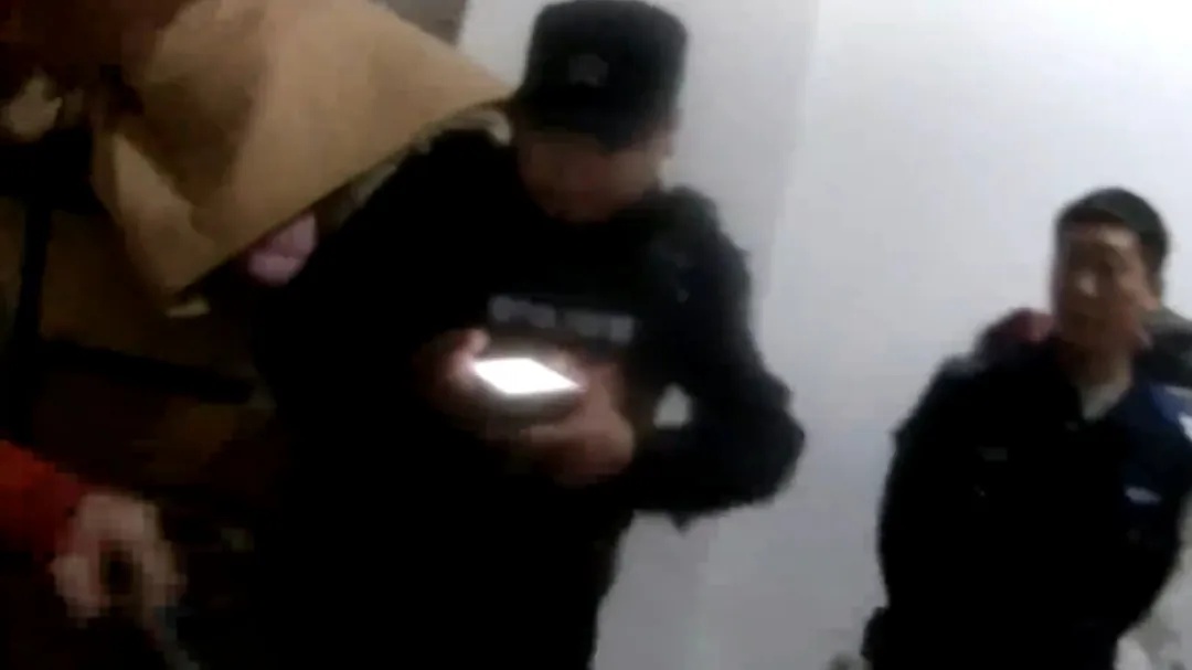 一觉醒来，家门口都是警察