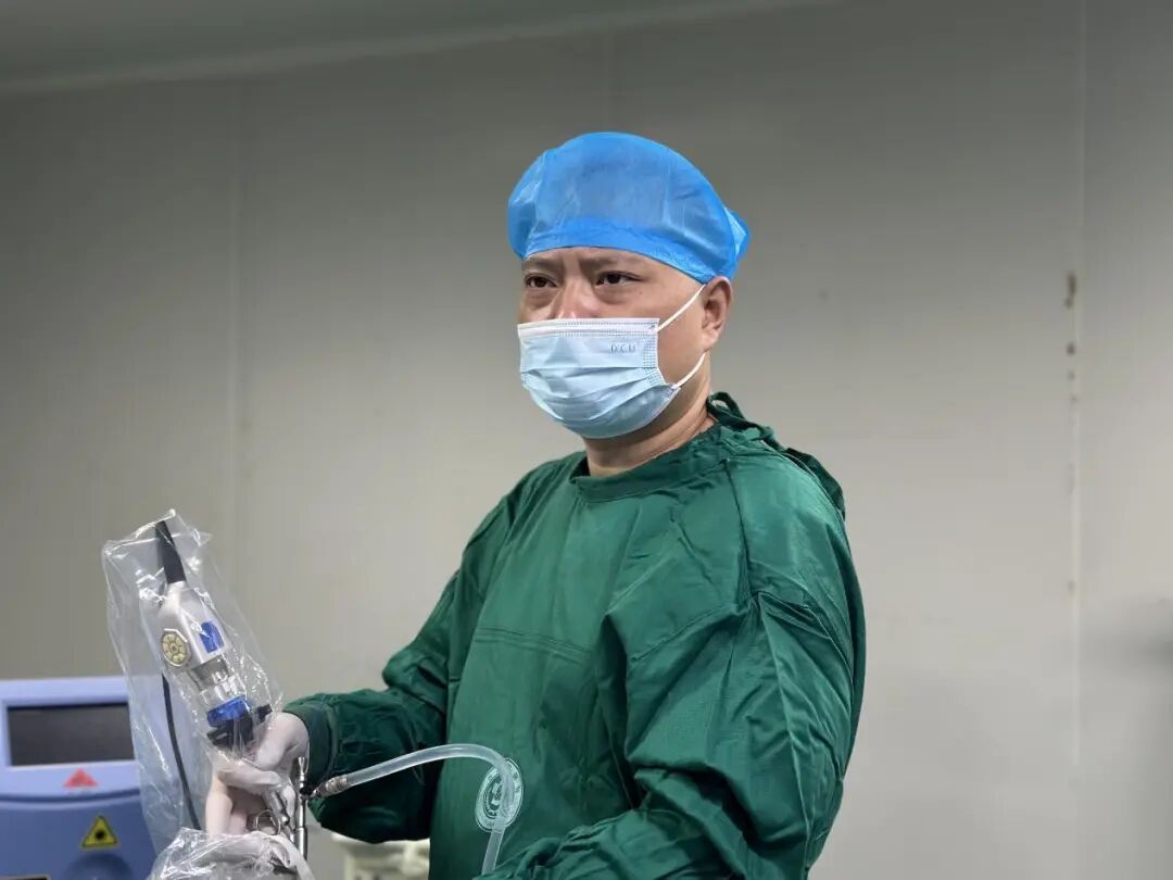 五旬男子干完体力活就腰胀，原是右肾被结石填满