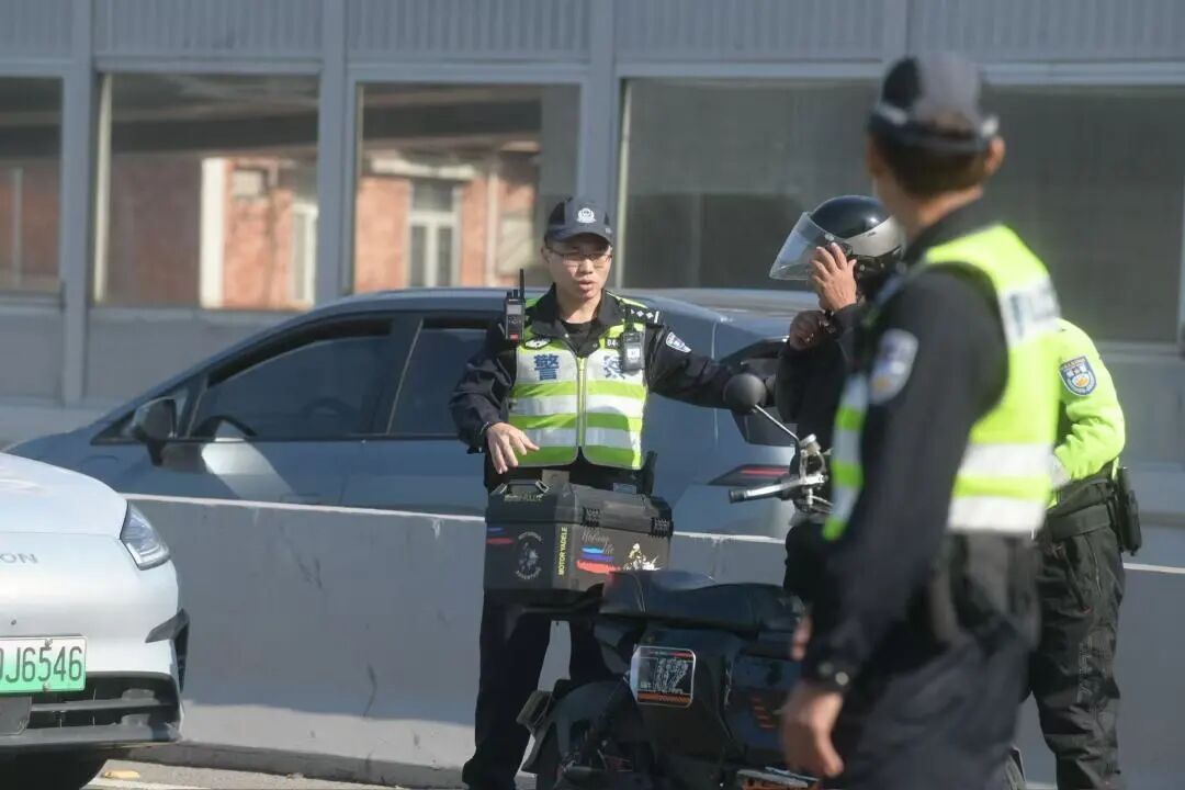 为赶时间，广州一男子骑能“开到70码”的电动自行车上内环，被警方当场查扣