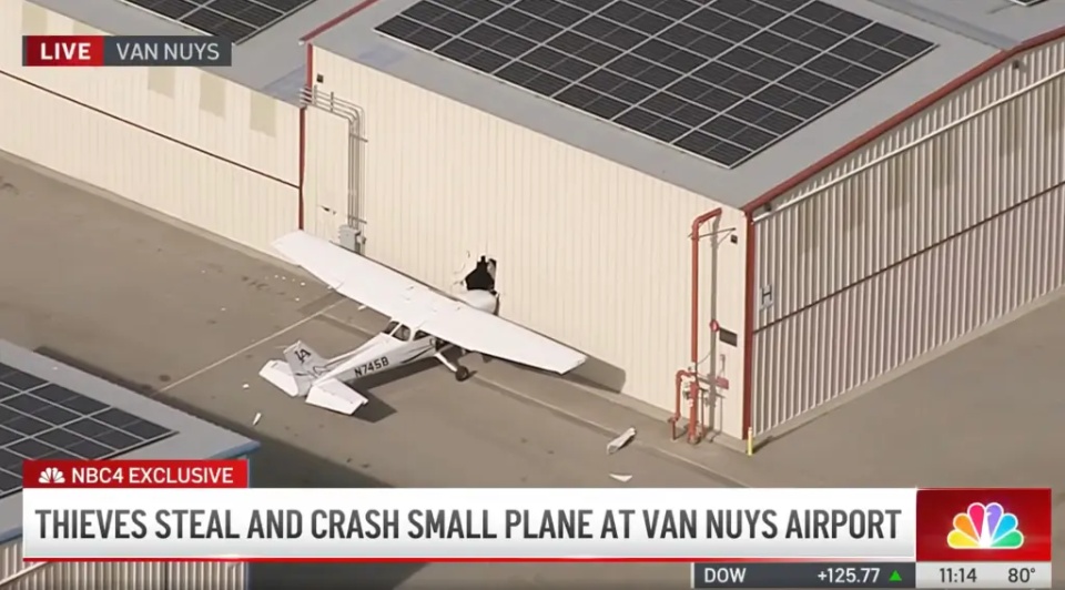 美国男子潜入机场偷飞机，却因不会开撞上机库