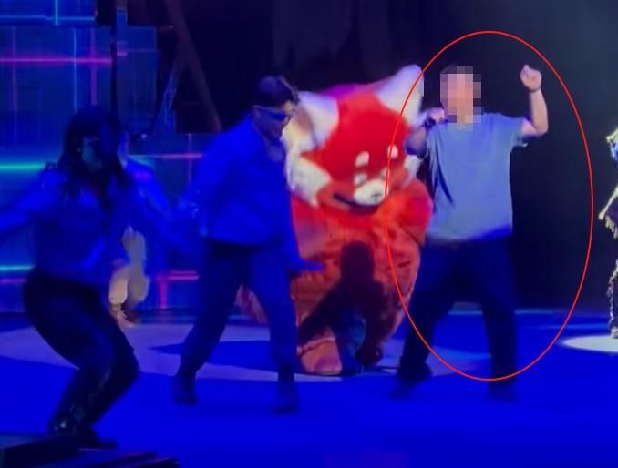 上海迪士尼演出突然中断！网友拍到台下家长竟在笑……