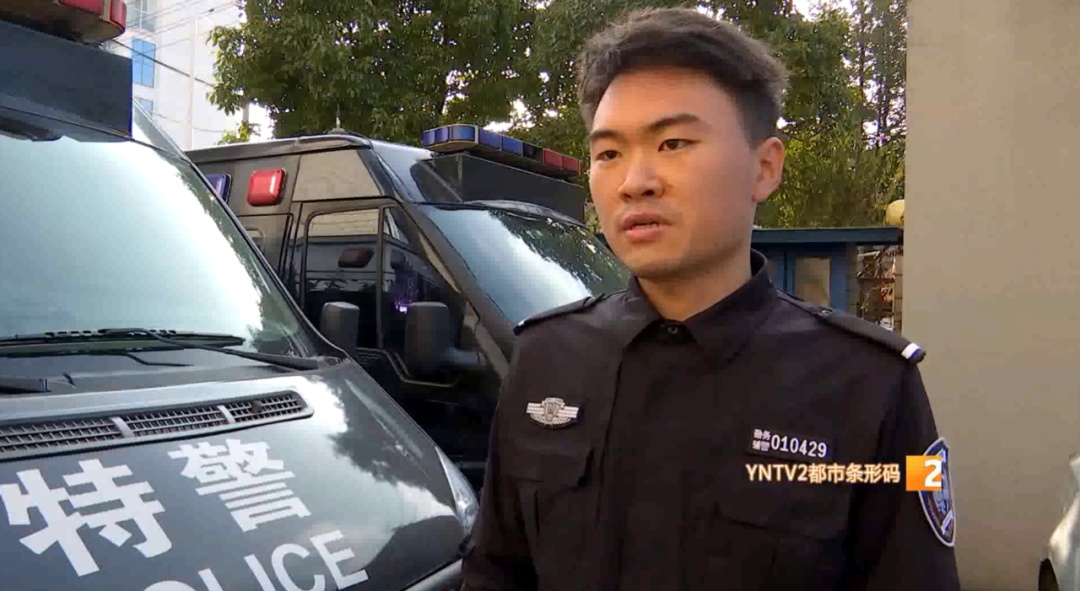 小心！昆明这条下穿隧道惊现“刀片阵”！多辆电动车连环爆胎！