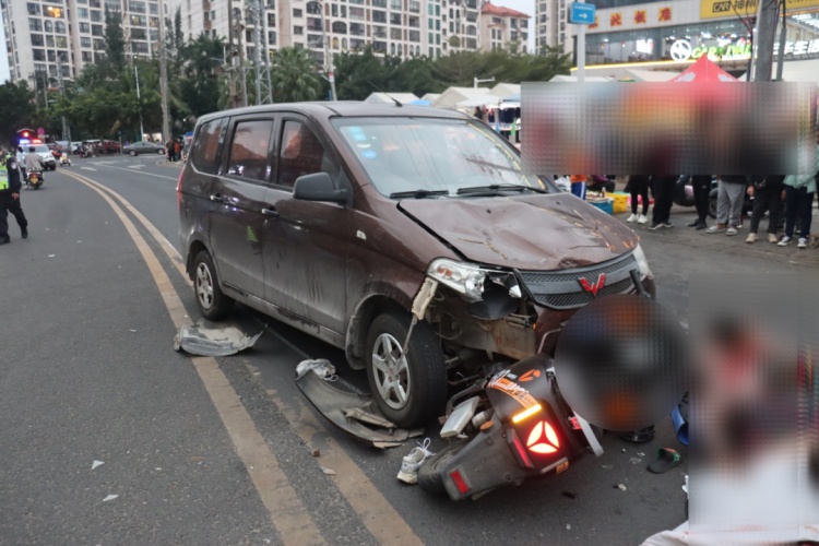 死里逃生！骑行女子被卡车碾过，一个习惯保命