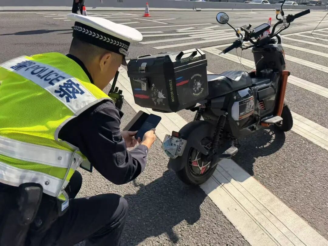 为赶时间，广州一男子骑能“开到70码”的电动自行车上内环，被警方当场查扣