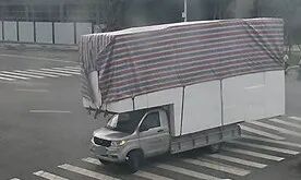 晚高峰的快速路车流中，惊现“一堵墙”？