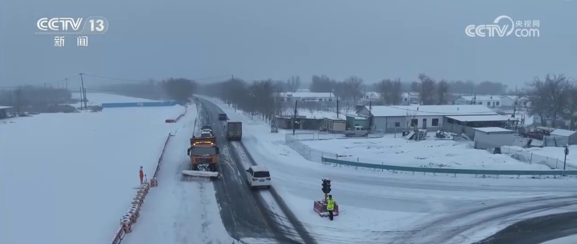 多地遭遇降雪天气 交警部门开启“直播+”模式保出行畅通