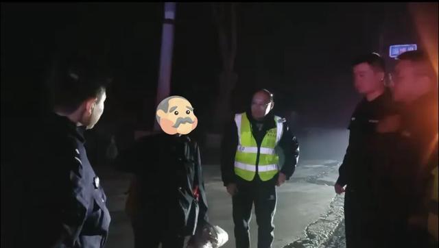 寒冬老人走失5小时，周村警方跨市联动在邹平加油站成功救回！