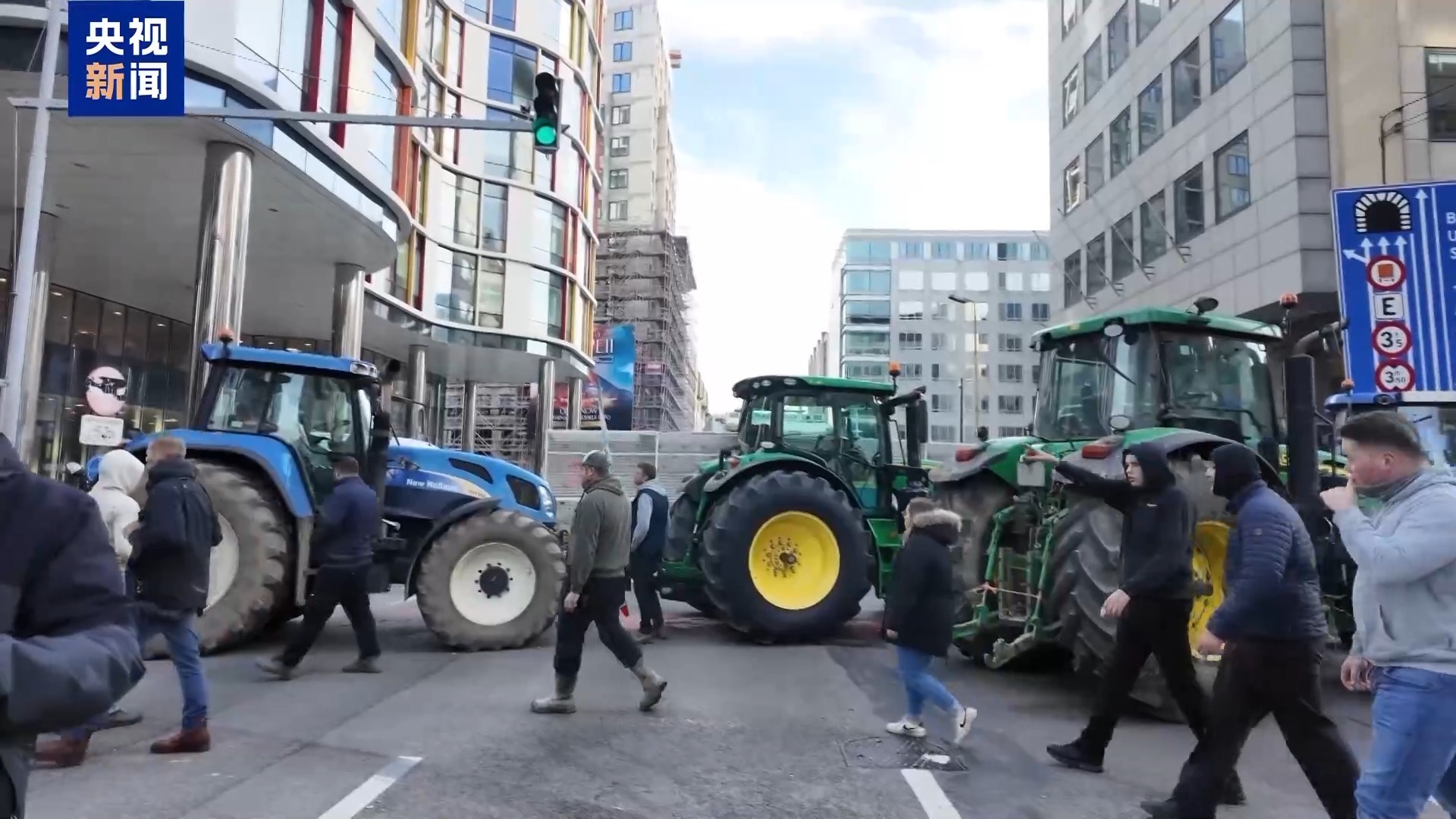 欧洲各地上万农民聚集布鲁塞尔举行抗议