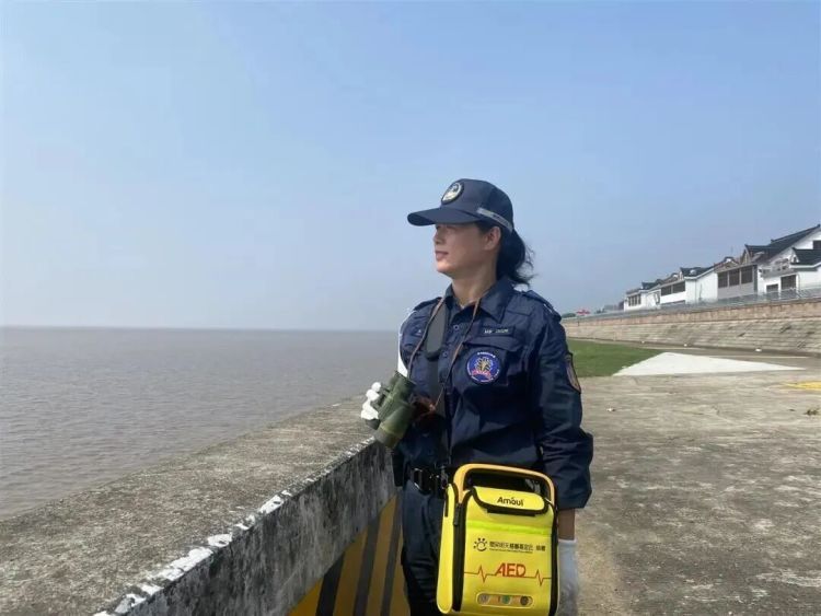 惊险！万幸！救人的皮革城店主，还有个隐藏身份