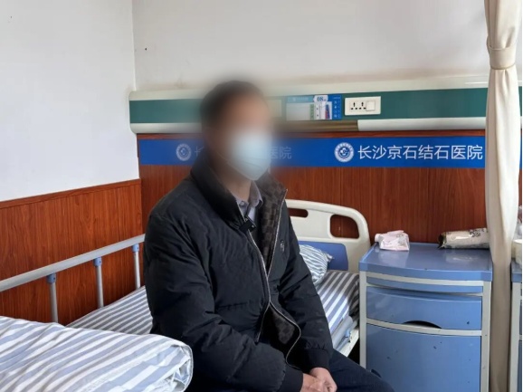 五旬男子干完体力活就腰胀，原是右肾被结石填满