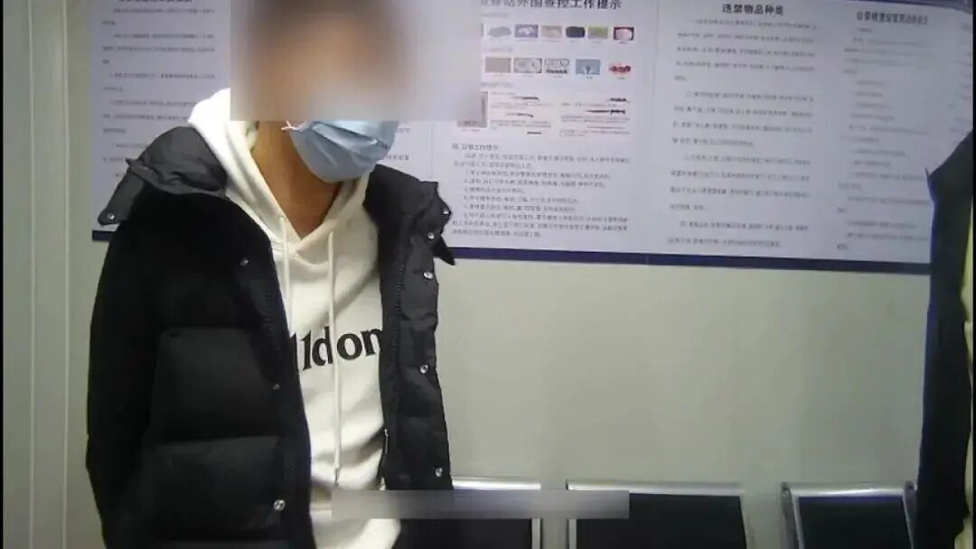 凌晨，有人在车辆上张贴“小卡片”！警方提醒：看到立即报警