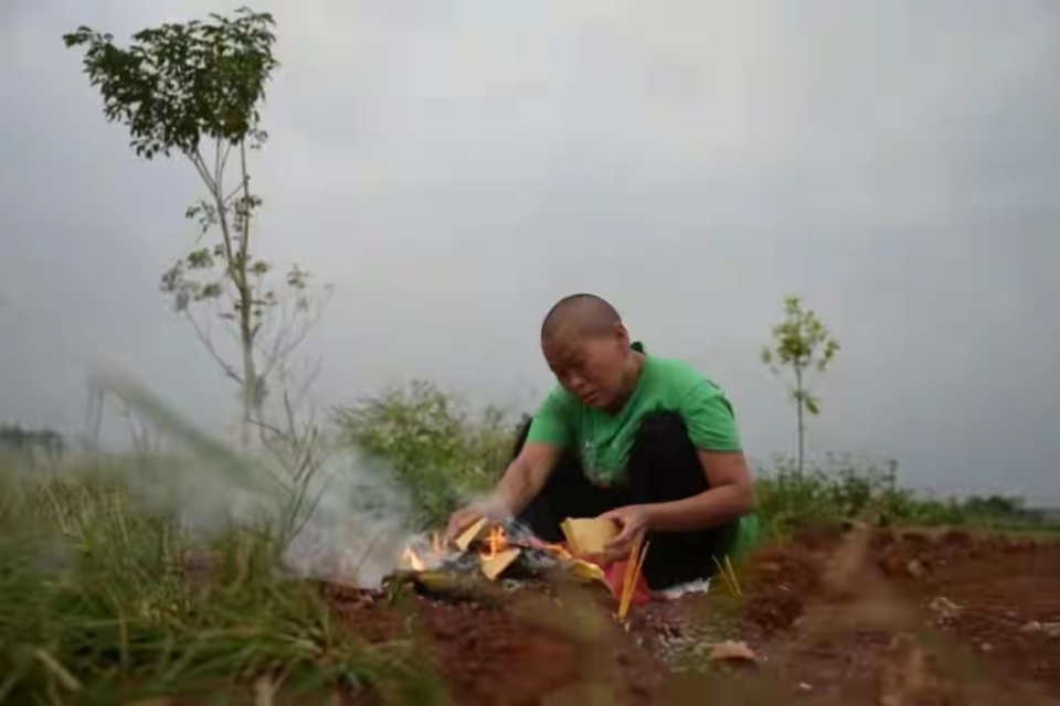 邵阳女子“为弟追凶”24年案件即将宣判，距离一审开庭已一年多，母亲2个月前去世了