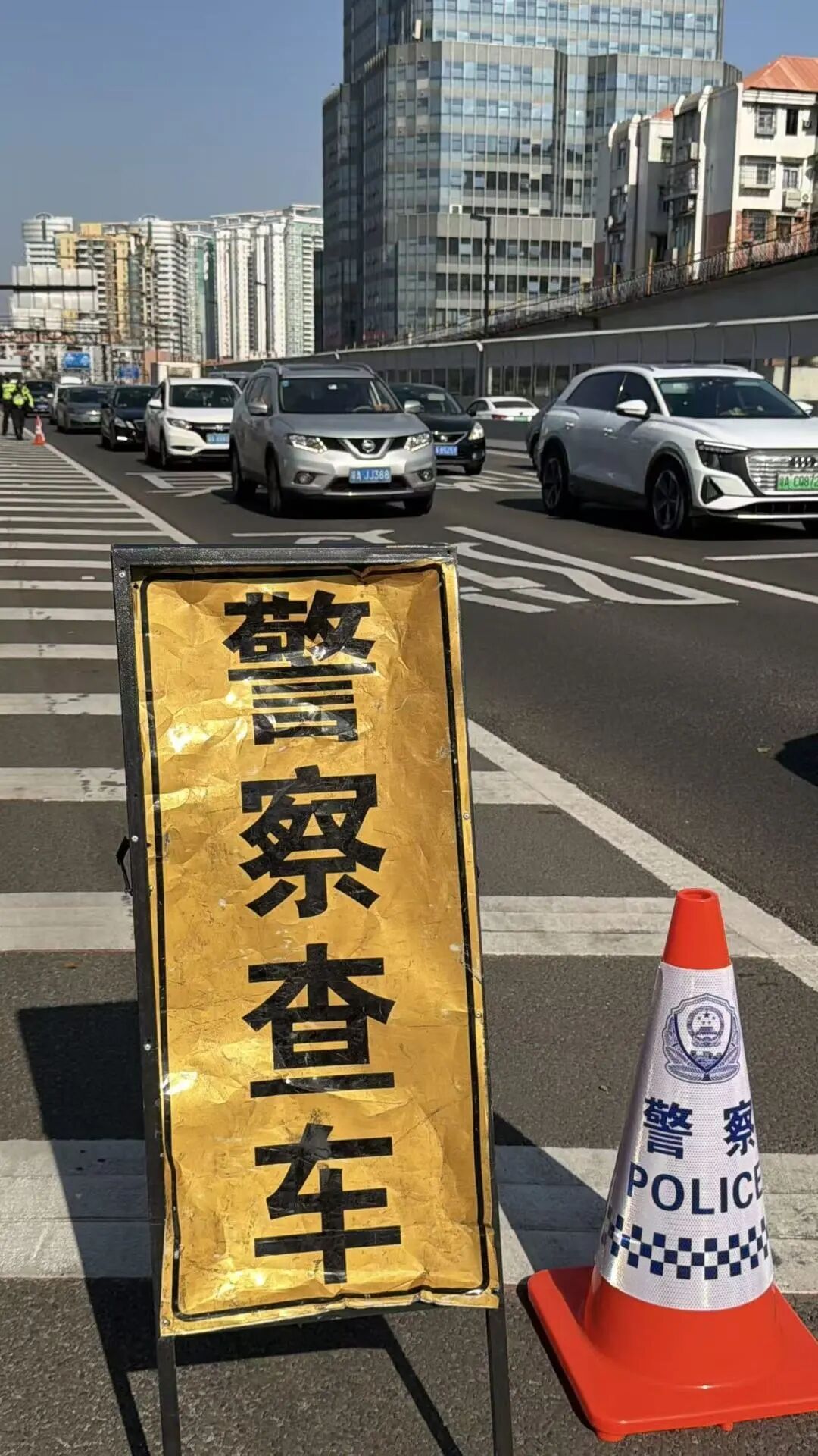 为赶时间，广州一男子骑能“开到70码”的电动自行车上内环，被警方当场查扣