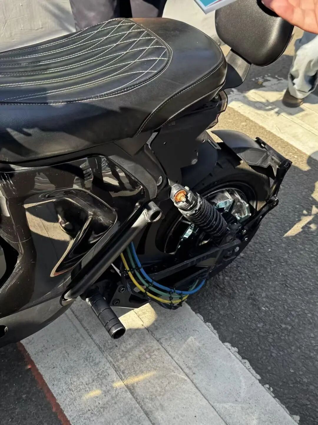 为赶时间，广州一男子骑能“开到70码”的电动自行车上内环，被警方当场查扣