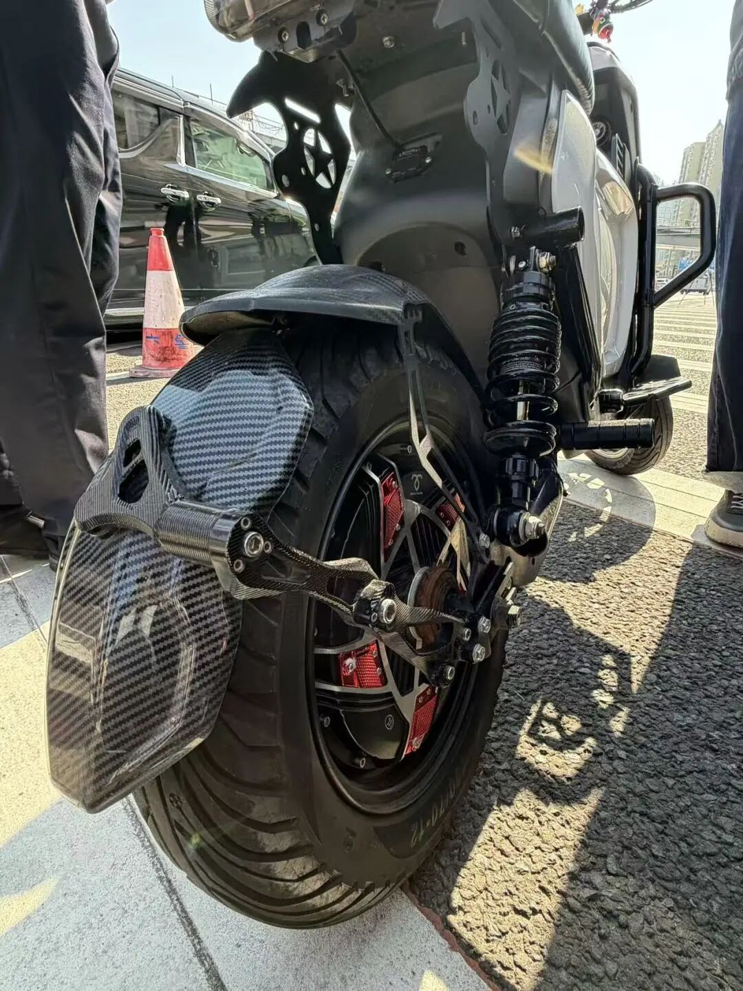 为赶时间，广州一男子骑能“开到70码”的电动自行车上内环，被警方当场查扣