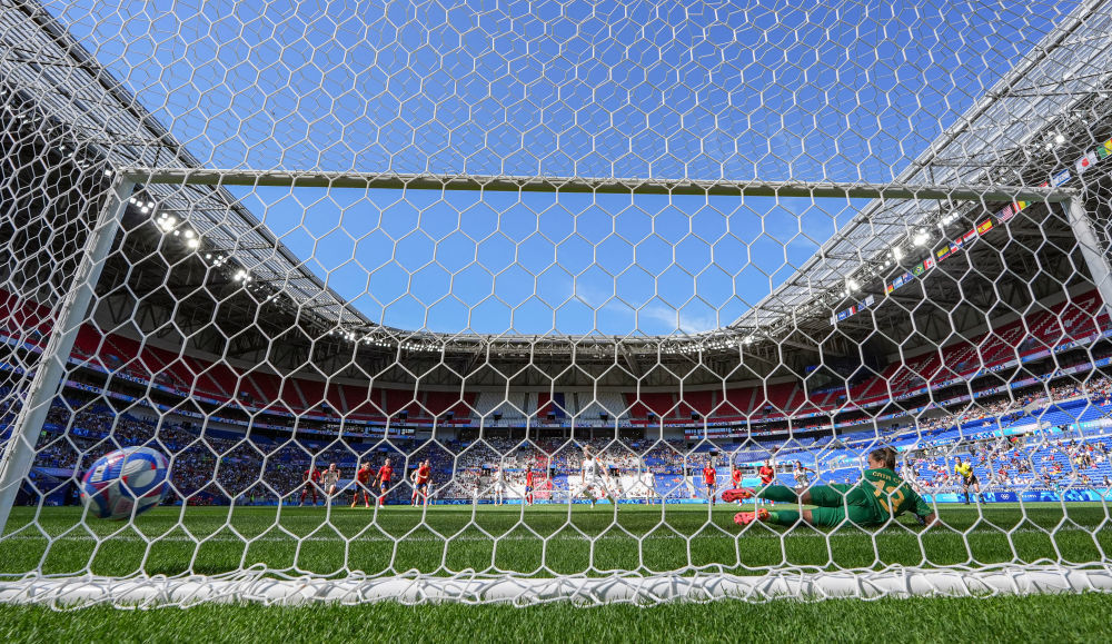 国际职业足球运动员联合会：多数女足球员年薪不足两万美元