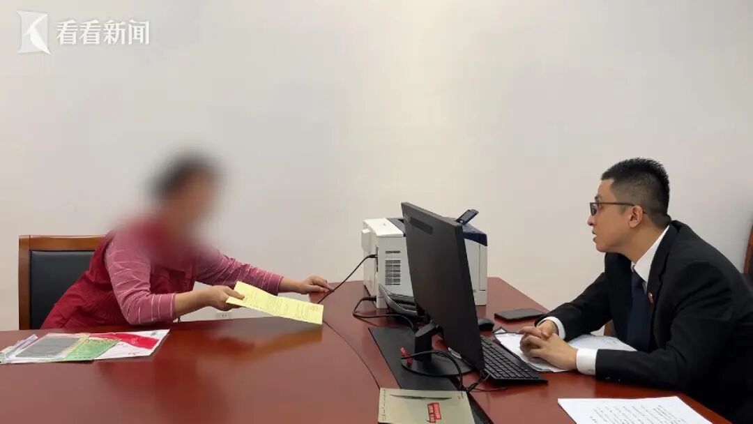 离谱！阿姨每天躺在100万现金上睡觉，家中还有成箱的现金……藏着什么秘密？