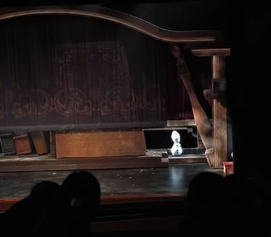 上海迪士尼突发一幕，演出被迫中断！网友：她还在笑，心太大了