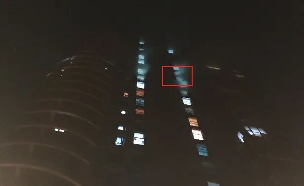 小情侣深夜组养生局，手抖烧光半个出租屋！现场太“灾难”