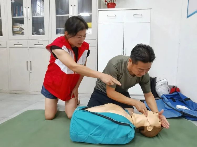 惊险！万幸！救人的皮革城店主，还有个隐藏身份